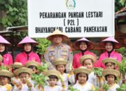 Program Ketahanan Pangan, Kapolres Pamekasan Bersama PJU dan Ibu Ketua Bhangkari Panen Lele dan Tanaman Holtikultura 
