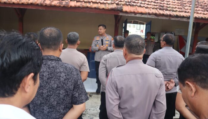 Latihan Menembak, Kapolres Pamekasan Tekankan Pentingnya Kesiapan Anggota Dilapangan