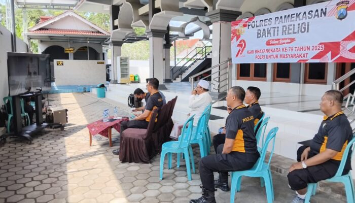 Polres Pamekasan Gelar Bakti Religi dan Bansos Dalam Rangka Hari Bhayangkara Ke-79
