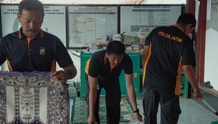 Bhakti Religi Jelang Hari Bhayangkara ke-79, Kapolsek Pagantenan Turun Langsung Bersih-bersih Masjid