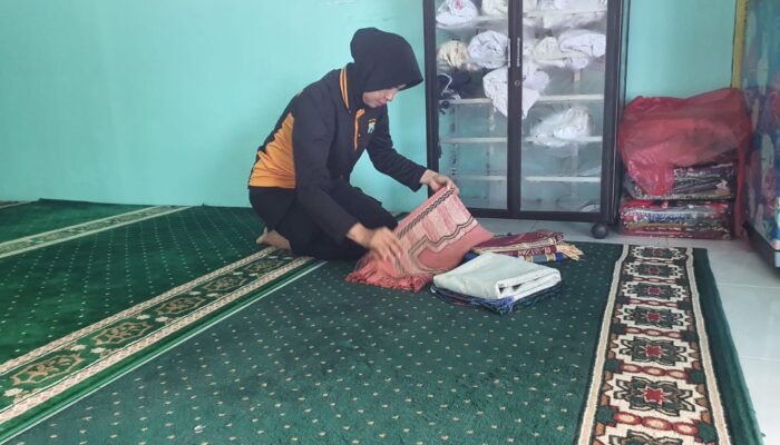 Disela Kesibukan, Kapolsek Pakong Bersama Anggota Bersih-Bersih Masjid Menyambut Hari Bhayangkara Ke-79