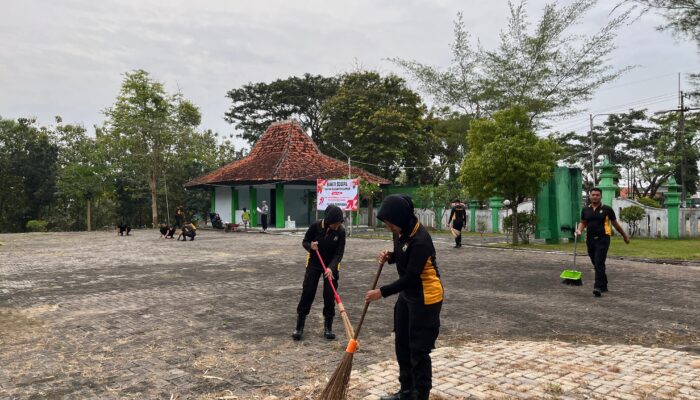 Menyambut Hari Bhayangkara Ke-79, Polri Gelar Bersih-Bersih di TMP Pamekasan