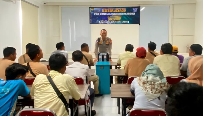 Polri Untuk Masyarakat, Cegah Laka Lantas Polres Pamekasan Giat Sosialisasi Over Dimensi Dan Over Loading