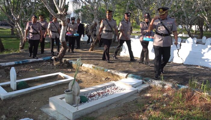 Polres Pamekasan Gelar Upacara Ziarah Dan Tabur Bunga di TMP Menjelang Hari Bhayangkara Ke-79