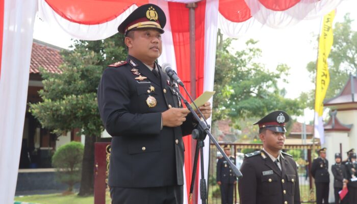 Pimpin Upacara Hari Bhayangkara, Kapolres Pamekasan Berikan Penghargaan Satya Lencana Kesetiaan dan Berprestasi