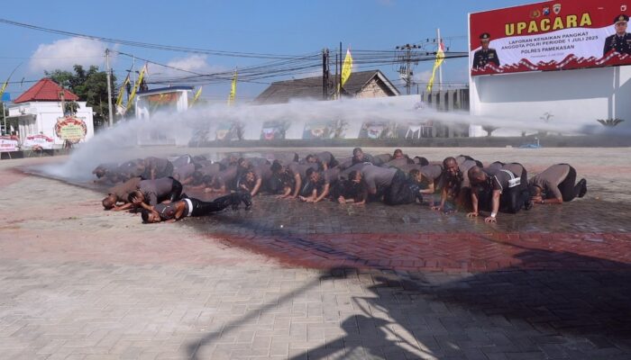 51 Personel Naik Pangkat, Disiram Air Kembang dan Air Water Canon