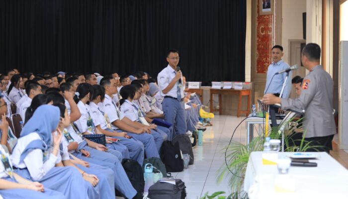 Beri Materi di MPLS SMA Labschool, Kadiv Humas Berikan Motivasi Hadapi Bonus Demografi