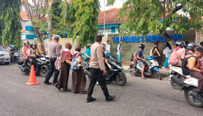 Pengaturan Pagi, Personel Mengajak Masyarakat Pamekasan Untuk Menjadi Pelopor Keselamatan Berlalu Lintas, Dan Dukung Ops. Patuh Semeru 2025