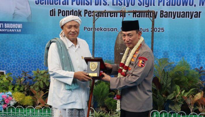 Perkuat Sinergi Jaga NKRI, Kapolri Silaturahmi dengan Sesepuh Ponpes Al-Hamidy Banyuanyar