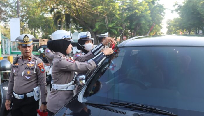 Aksi Simpatik Menyambut HUT RI ke-80, Polisi Bagikan Bendera Merah Putih Kepada Pengendara di Pamekasan
