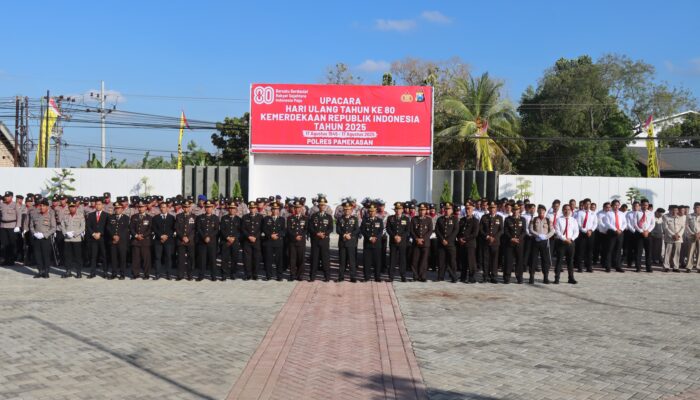 Wakapolres Pamekasan Pimpin Upacara 17 Agustus di Mapolres Pamekasan
