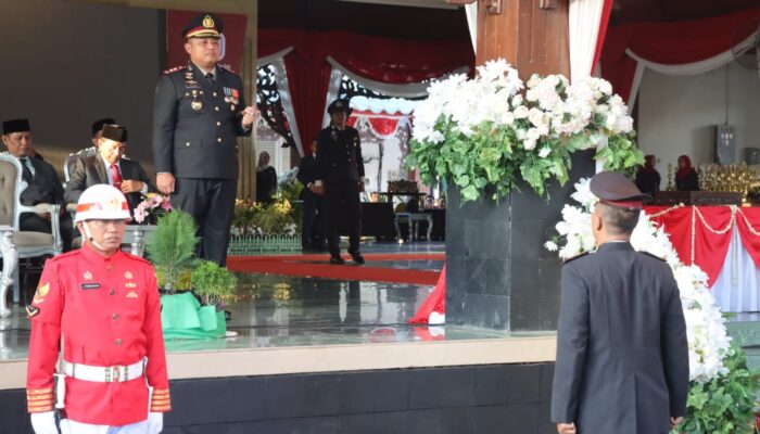 Kapolres Pamekasan Pimpin Upacara Penurunan Bendera HUT RI Ke-80