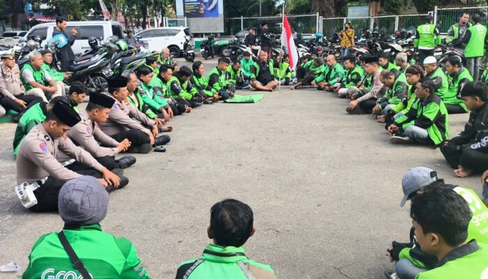 Polres Pamekasan Bersama Komunitas Ojol Pamekasan Gelar Doa Bersama, Atas Wafatnya Affan Kurniawan