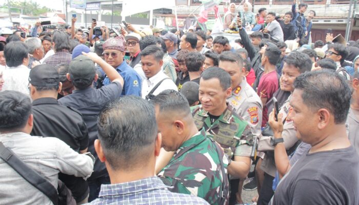 TNI Hadir Sebagai Penyejuk, Dandim 0209/LB Foto Bersama Mahasiswa di Tengah Aksi Damai
