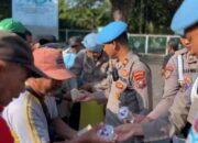 Jum’at Berkah, Propam Polres Pamekasan Bagikan Nasi Bungkus Gratis Kepada Tukang Becak