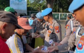 Jum’at Berkah, Propam Polres Pamekasan Bagikan Nasi Bungkus Gratis Kepada Tukang Becak