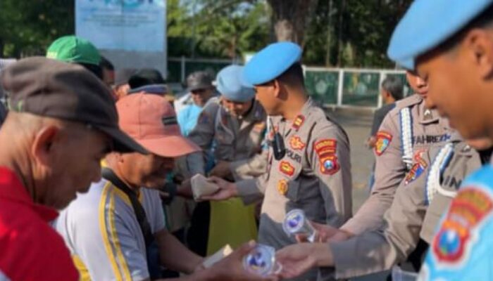 Jum’at Berkah, Propam Polres Pamekasan Bagikan Nasi Bungkus Gratis Kepada Tukang Becak