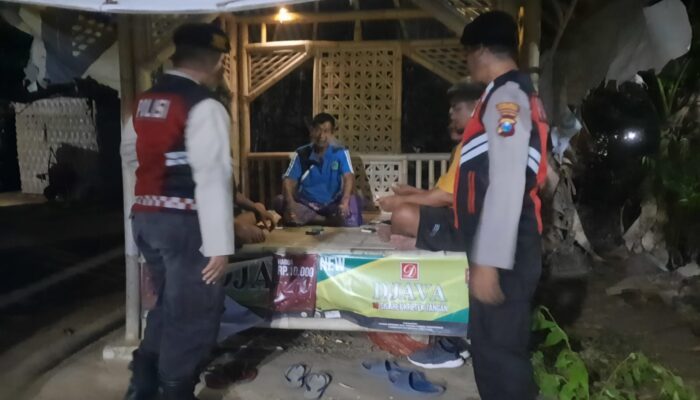 Patroli Sambang Poskamling, Polisi Sampaikan Pesan Kamtibmas Kepada Warga Pademawu