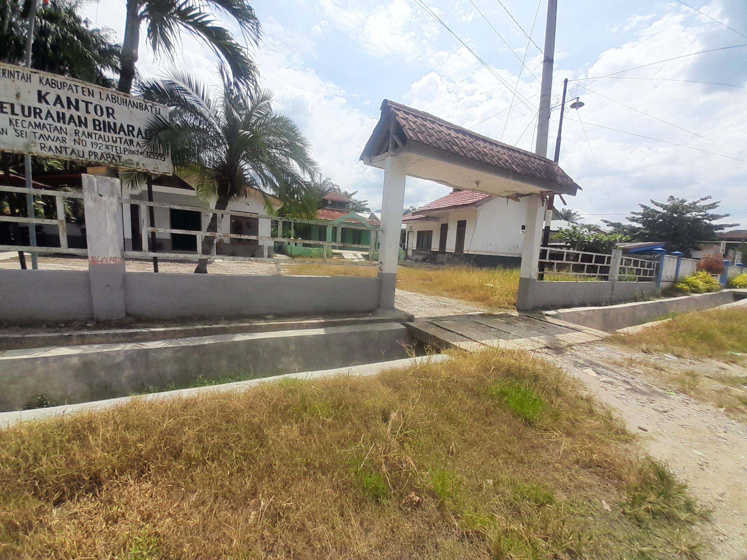 Teksphoto: Kondisi kantor kelurahan memprihatinkan diduga tidak dirawat/RT.