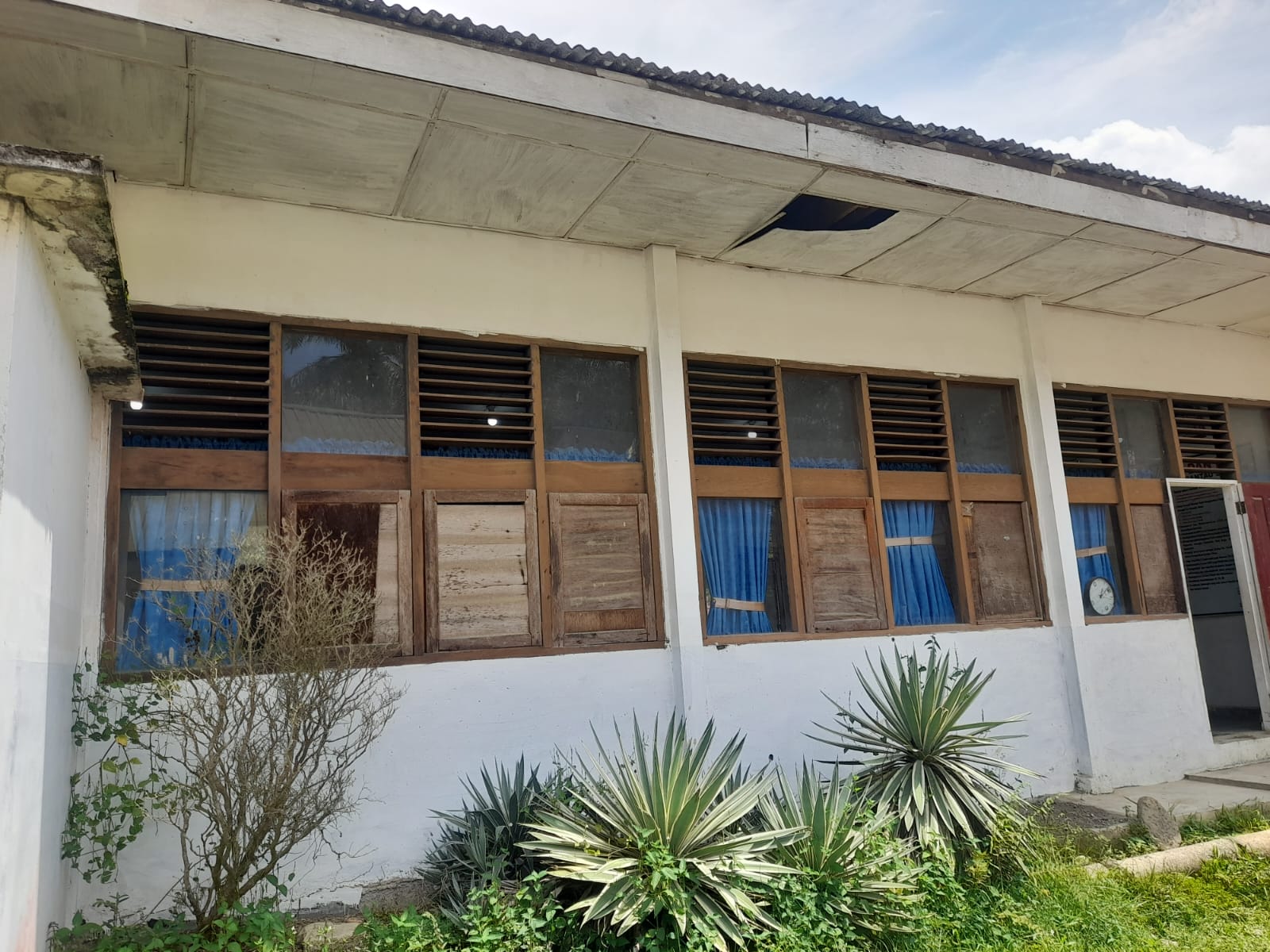 Gedung sekolah seperti tidak dirawat.