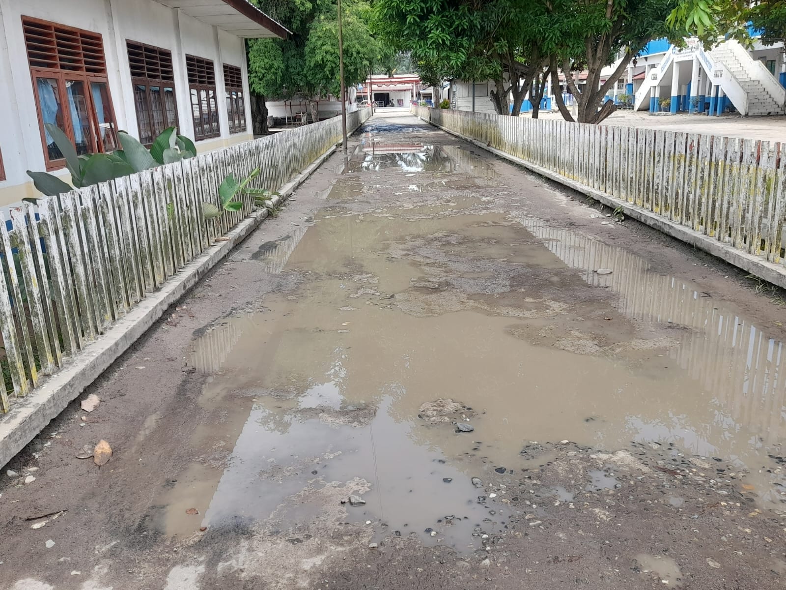 Akses Jalan Utama Depan Gerbang SMP N 2 Ransel sangat tak layak dilalui.