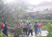 Respon Cepat, Kapolsek Palengaan Berserta Anggota Datangi Lokasi Bencana Alam Angin Puting Beliung