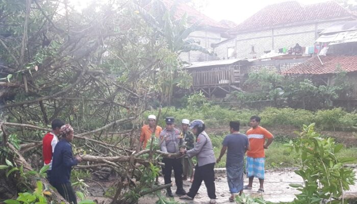 Respon Cepat, Kapolsek Palengaan Berserta Anggota Datangi Lokasi Bencana Alam Angin Puting Beliung