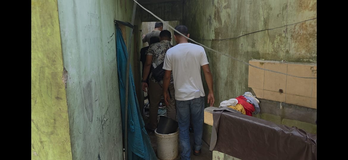 (Teksphoto : Personil Satresnarkoba Polres Labuhanbatu menyisiri wilayah Pajak Hongkong guna antisipasi peredaran narkoba.)