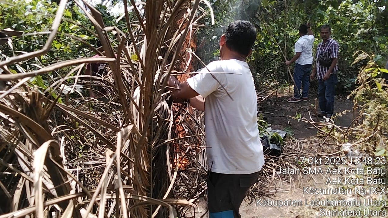 (Teksphoto: Petugas hancurkan gubuk kosong saat gerebek sarang narkoba)