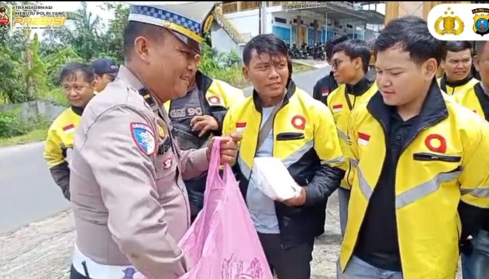 Satlantas Polres Labuhanbatu Bagikan 100 Nasi Kotak Kepada Driver Maxim di Jumat Berkah