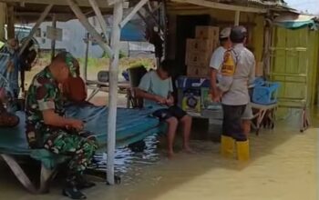 Aksi Bhabinkamtibmas Desa Laden, Datangi Rumah Warga yang Terdampak Luapan Air Sungai