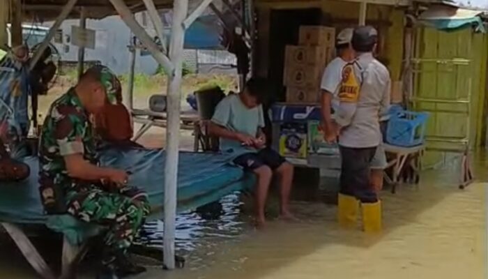 Aksi Bhabinkamtibmas Desa Laden, Datangi Rumah Warga yang Terdampak Luapan Air Sungai