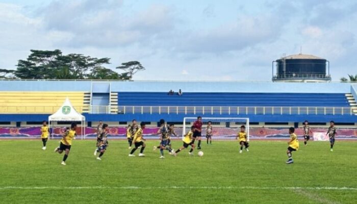 Bina Generasi Muda Melaui Olahraga, Kadispora Kutai Timur Resmi Buka Festival Sepak Bola Usia Dini Bupati Cup 2025