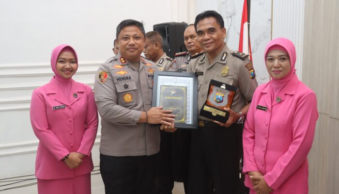 Polres Pamekasan Gelar Wisuda Purna Bakti Tahun 2025, Kapolres Berikan Cendramata
