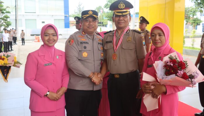 Suasana Haru Menyelimuti Mapolres Pamekasan, Tradisi Pedang Pora Melepas 17 Personel Purna Bakti