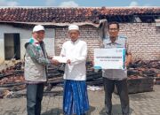 YBM PLN UP3 Madura Salurkan Bantuan Dana Pemulihan Korban Kebakaran Ponpes Sumber Taman