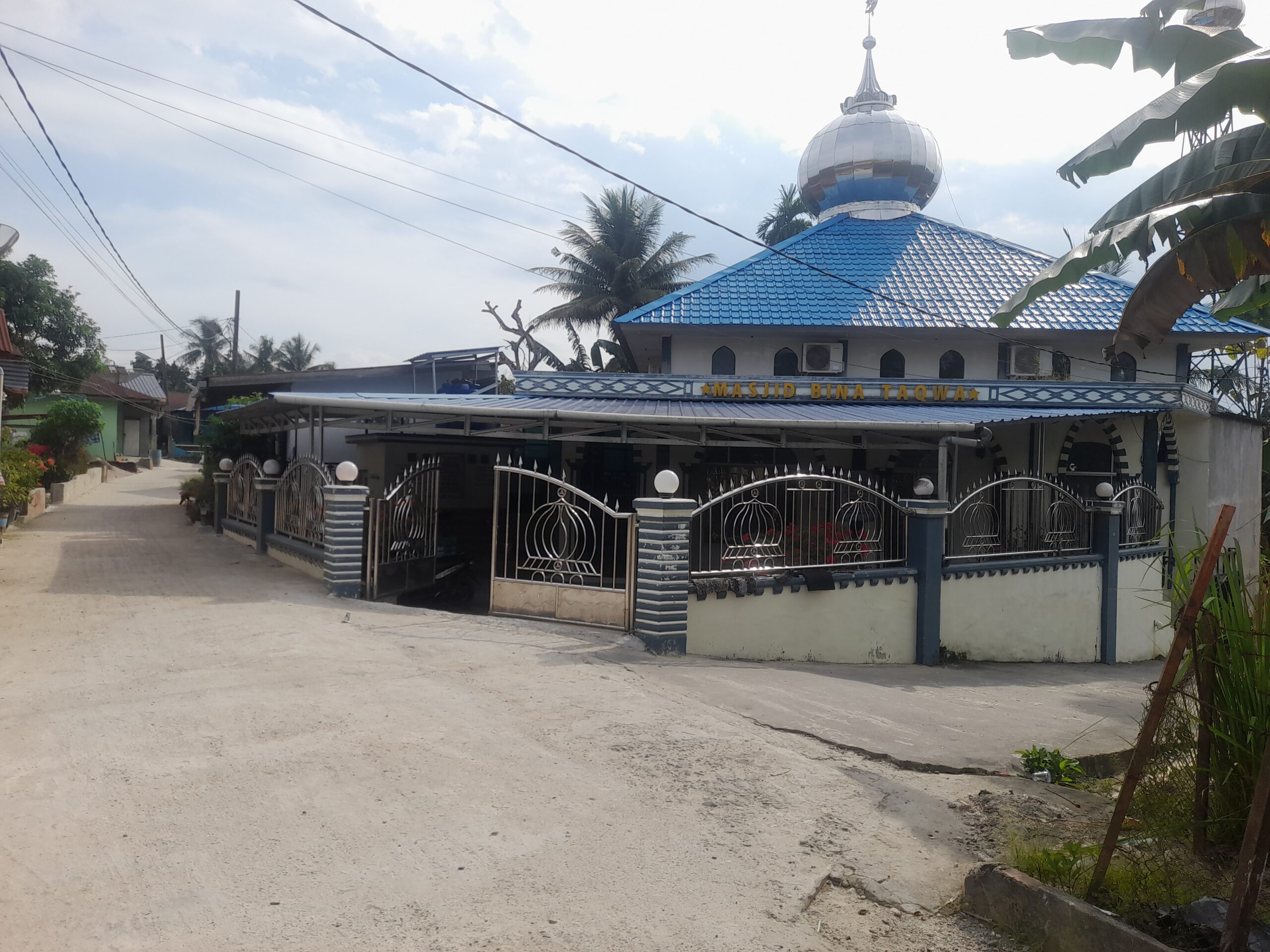 (Teksphoto: Lokasi pengerjaan projek rabat beton di Jalan Kenanga Gang Setia Budi, Padang Matinggi)