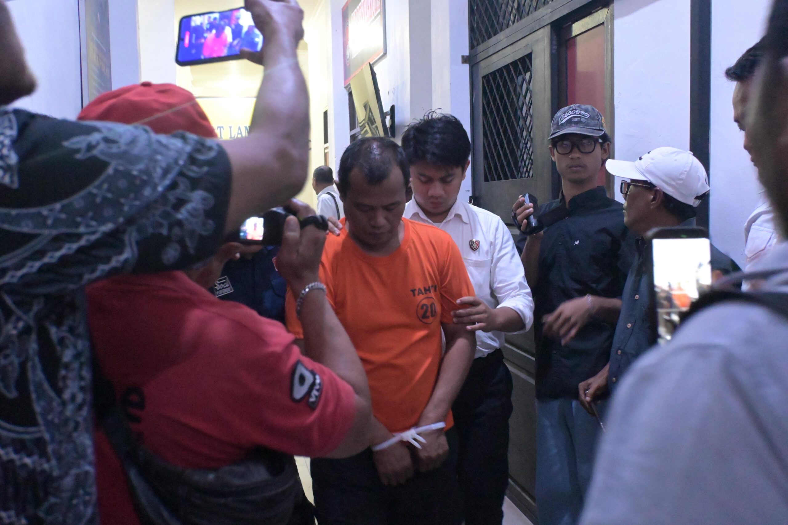 (Teksphoto: Pelaku setelah diamanakan Polres Labusel )