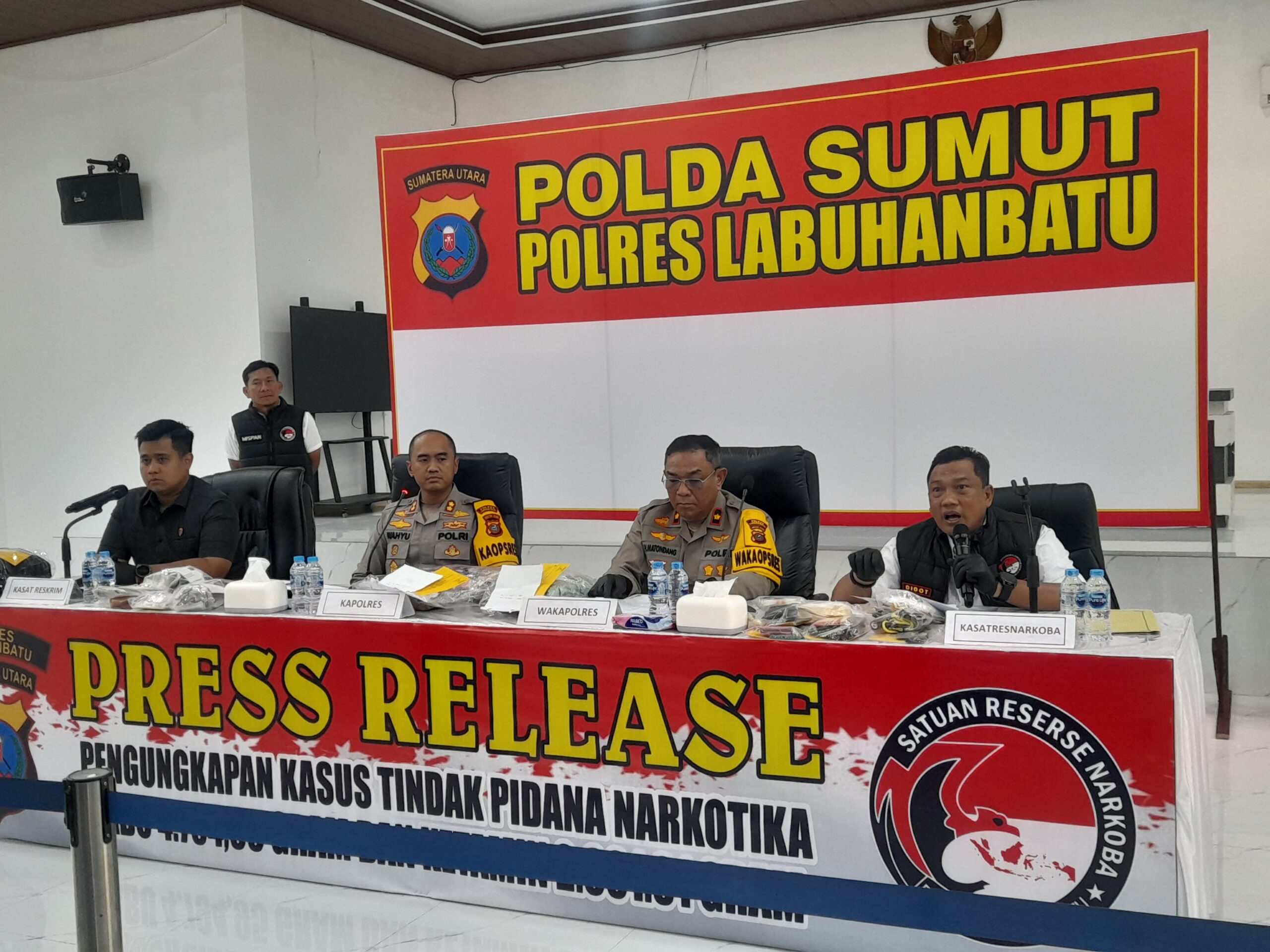 (Teksphoto : Press Release Polres Labuhanbatu hasil ungkap kasus narkoba )