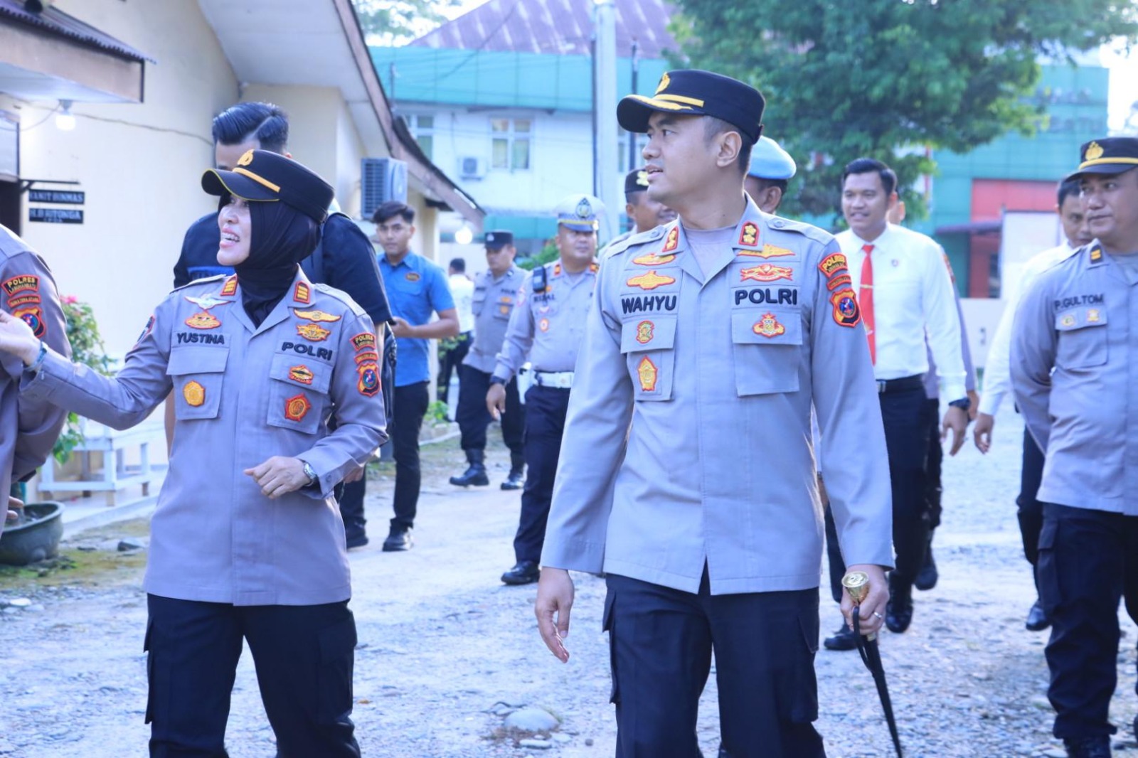 (Teksphoto: Kapolres Labuhanbatu AKBP Wahyu Endrajaya didampingi Kapolsek Na IX-X )