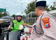 Bentuk Kepedulian Di Bulan Ramadhan, Polres Pamekasan Bagi Takjil Gratis dan Sosialisasi Hotline 110 Kepada Masyarakat
