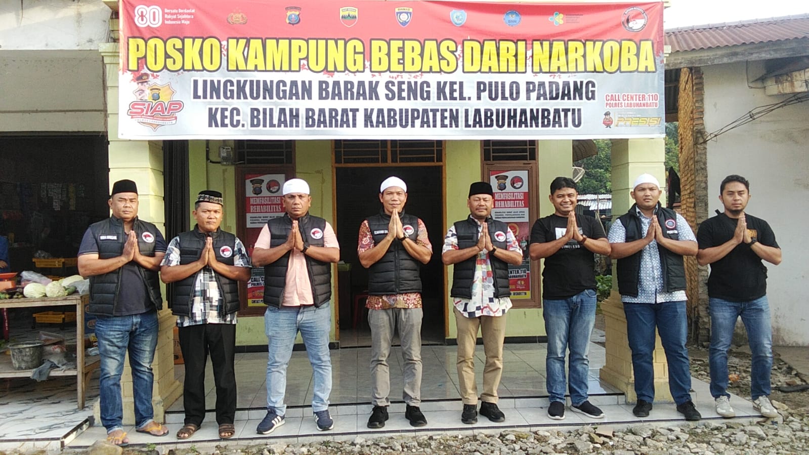 (Teksphoto: Personil Satres Narkoba Polres Labuhanbatu berbagi takjil di Posko KBN Pulo Padang)