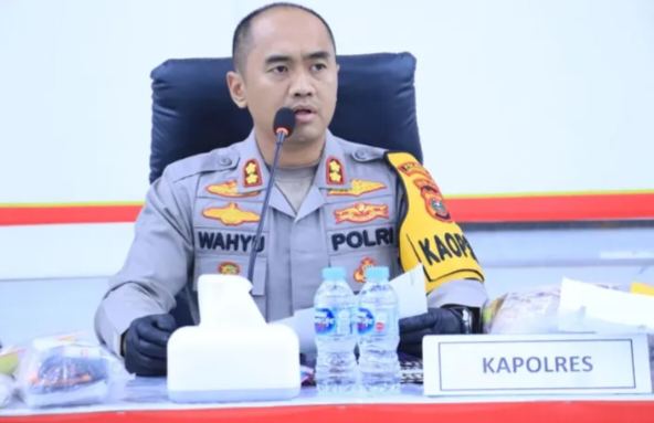 (Teksphoto: Kapolres Labuhanbatu AKBP Wahyu Endrajaya saat konferensi pers pada Kamis, 12/02/2026)