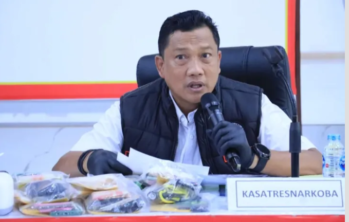 (Teksphoto: Kasat Narkoba AKP Hardiyanto saat pemaparan hasil pengungkapan kasus narkoti )