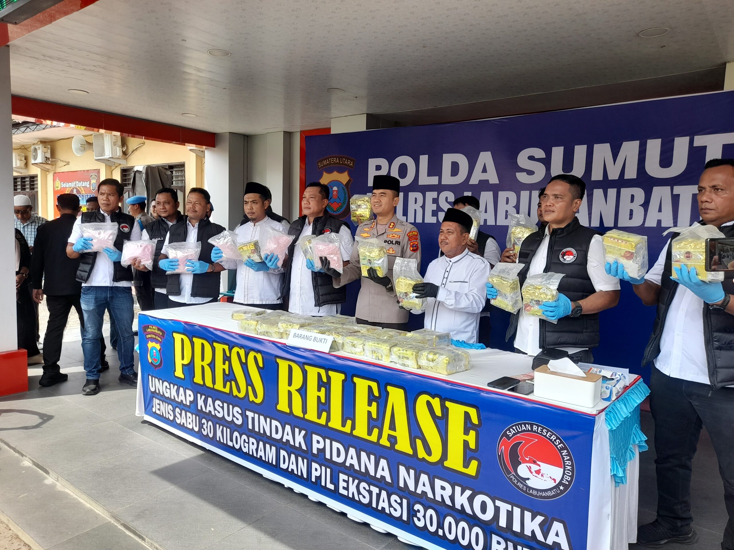 (Teksphoto: Kapolres pimpin press release di Polres Labuhanbatu)