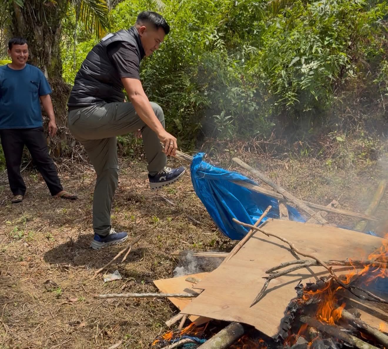 (Teksphoto : Kanitres Polsek Na IX-X Iskandar Sipayung bakar pondok diduga bekas tempat peredaran sabu)