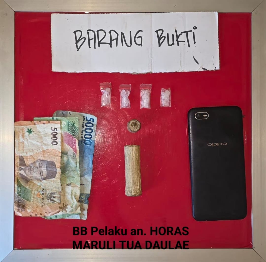(Teksphoto: Tersangka dan seluruh barang buktinya)