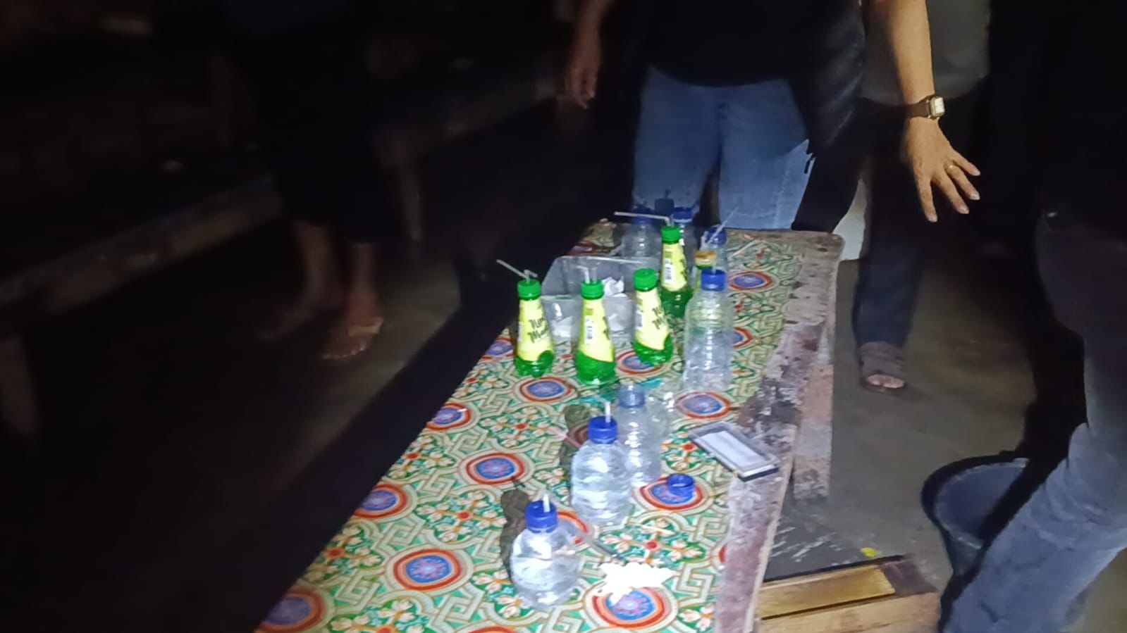 (Teksphoto: Polisi menemukan sejumlah alat hisap bong sabu)