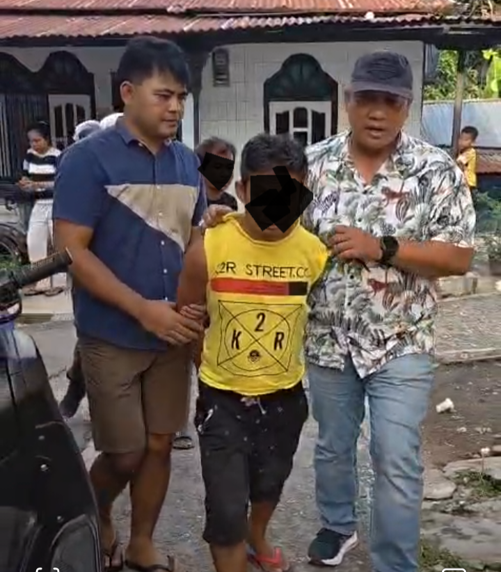 (Teksphoto: Kasat Narkoba Hardiyanto didampingi katim opsnal Putra bawa pelaku DN usai berhasil diringkus di Lingkungan Paindoan)