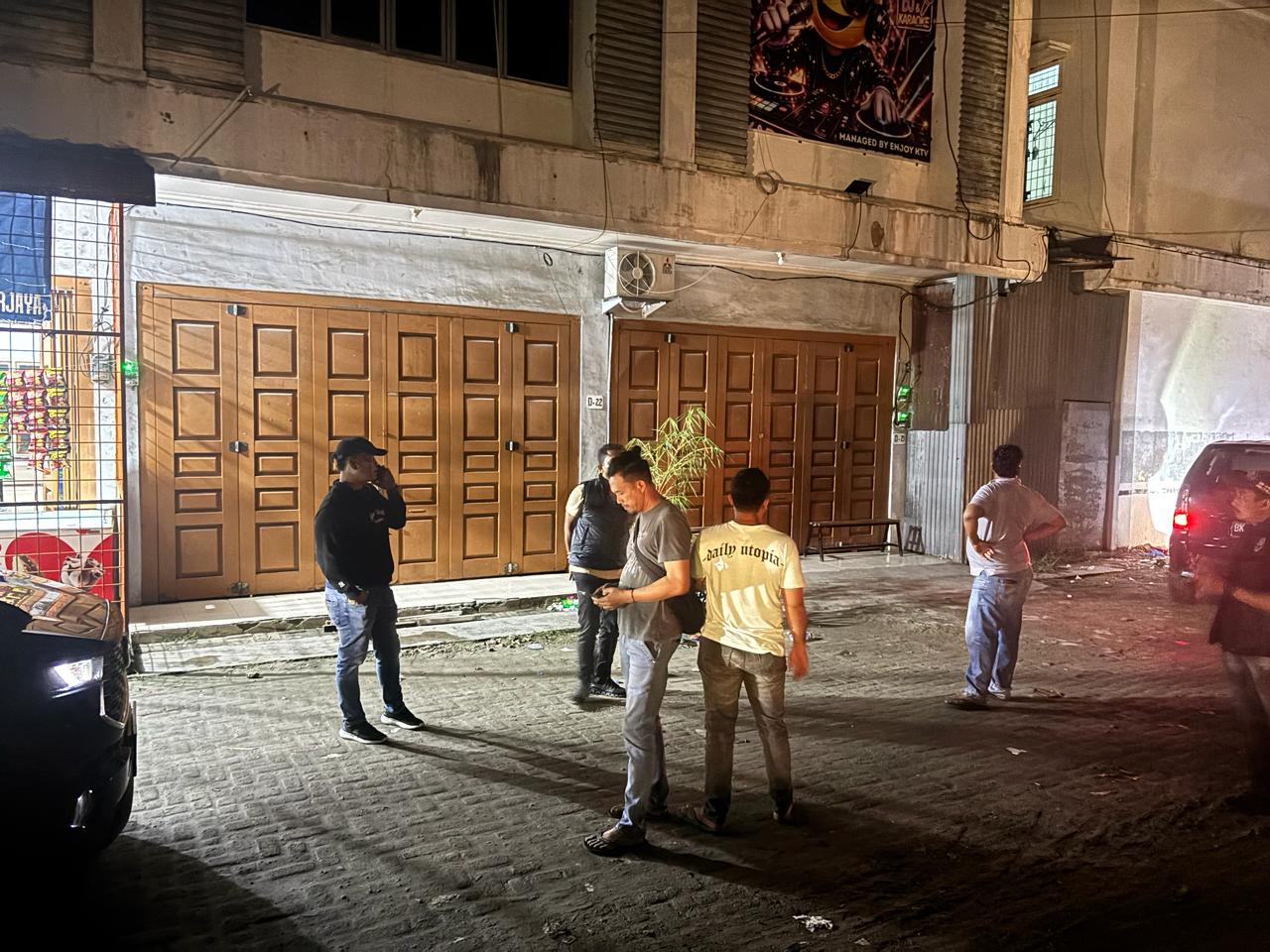 (Photo: Tim Satres Narkoba dan BNNK Labura terlihat didepan KTV The Blues tutup)
